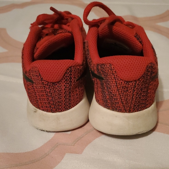 Red nike's - Picture 2 of 4